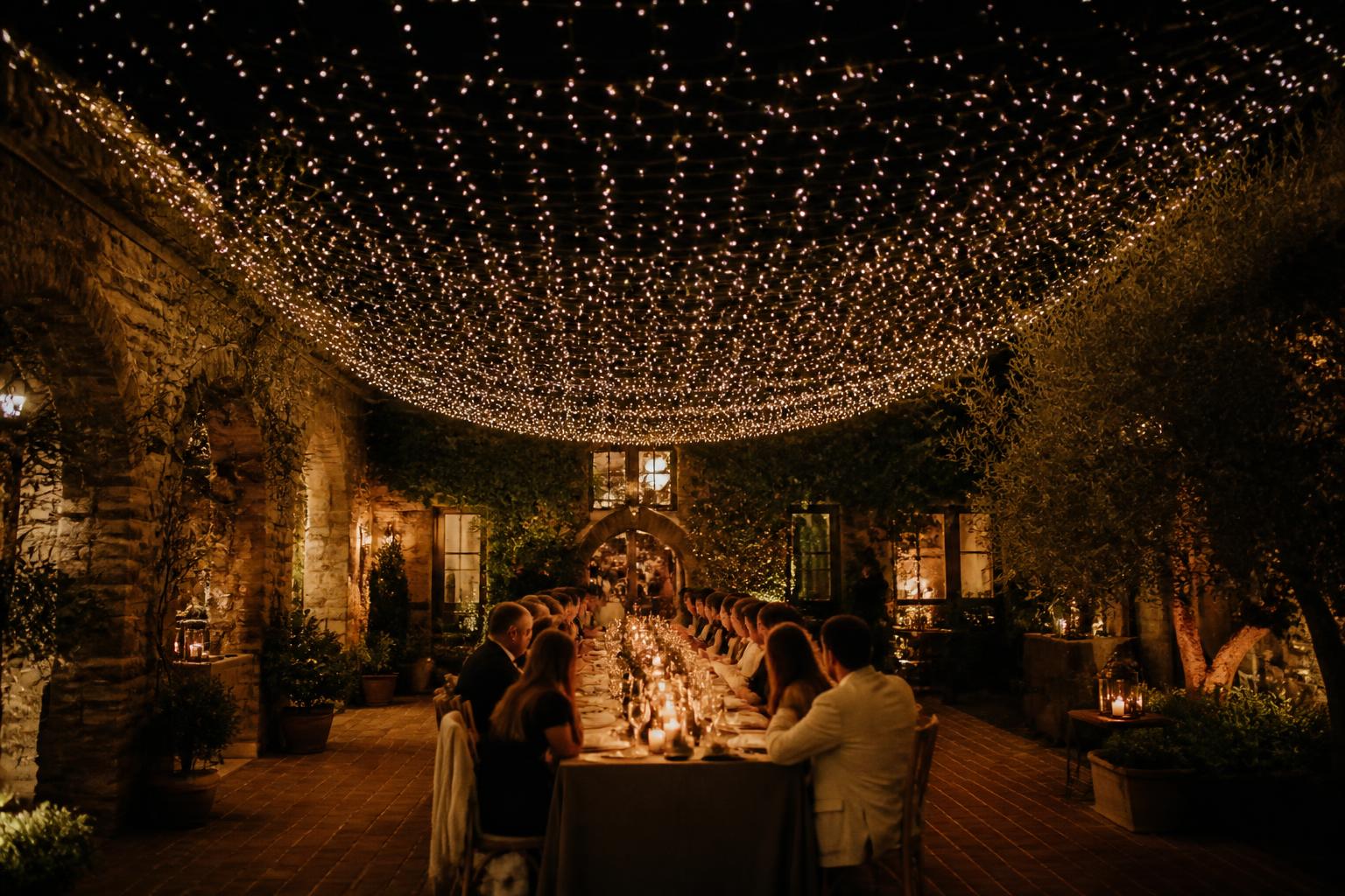 Plafond constellé de lumières au-dessus d'un dîner intime